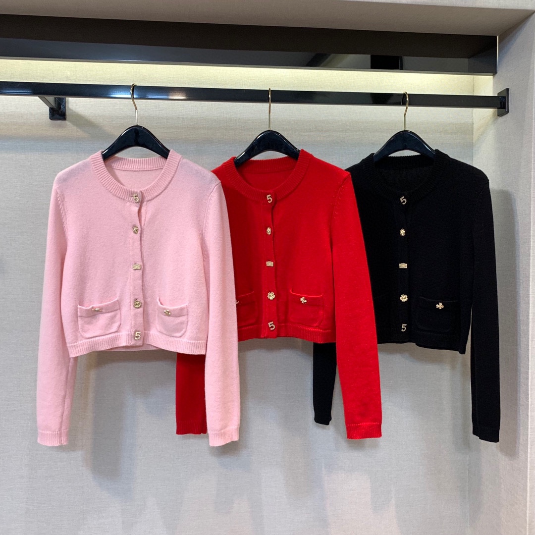 New style of autumn and winter temperament with clean sweaters with different gold buttons, Red
New style of autumn and winter temperament with clean sweaters with different gold buttons, Red
