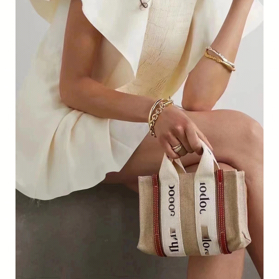 Wooden mini tote bag famous fashion cowhide canvas ribbon shoulder bag cross-zip minis totes
Wooden mini tote bag famous fashion cowhide canvas ribbon shoulder bag cross-zip minis totes