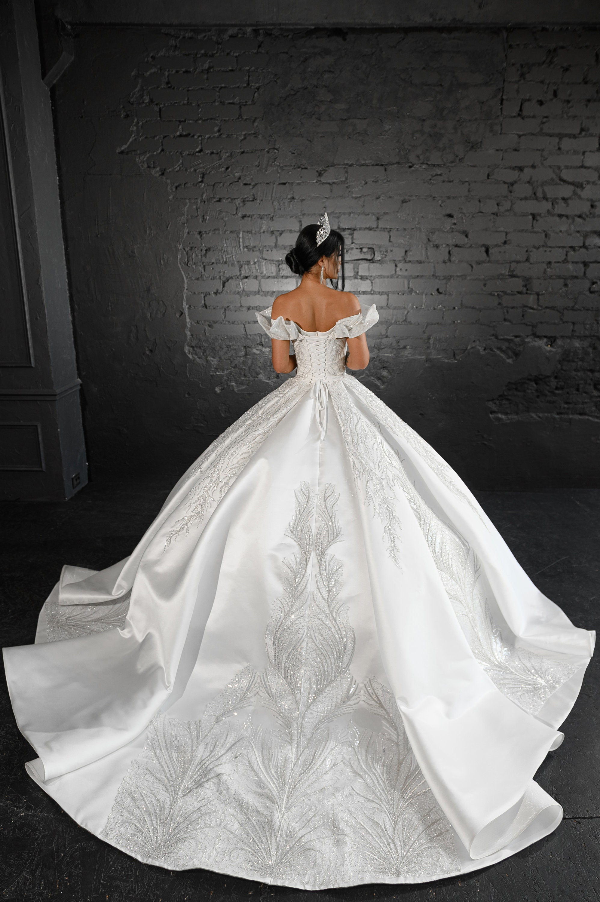 Glamorous Ball Gown Wedding Dresses V-Neck Art Deco-inspired Neck Off the Shoulder Lace Up Sequins Satin Court Gown Custom Made Plus Side Vestidos De 