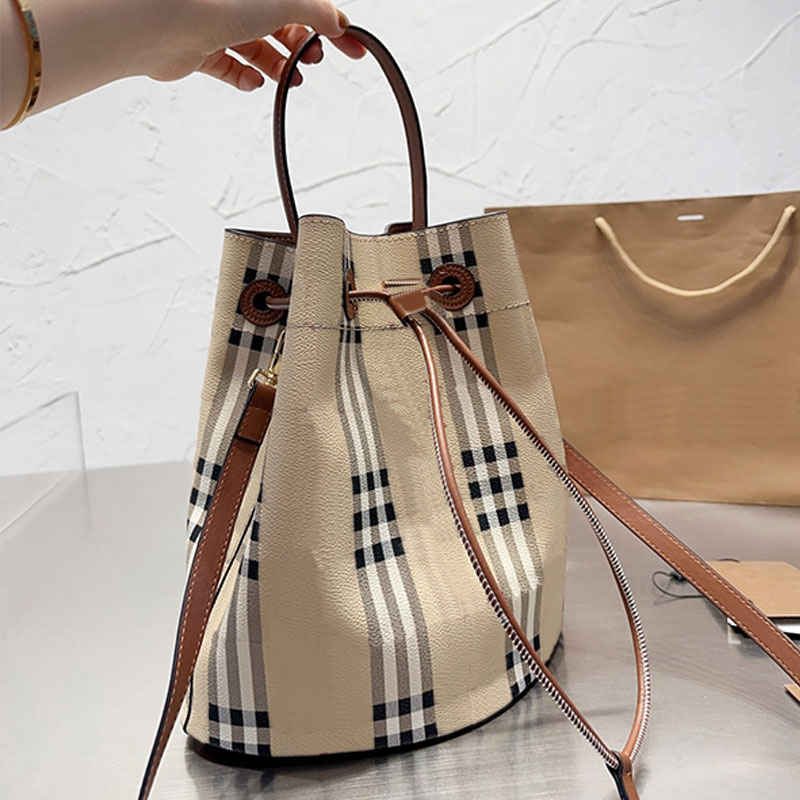 Check Bucket Bag Classic Canvas Handbags Tartan Shoulder Crossbody Bags Leather Top Handle Large Capacity Totes Removable Strap Fashion Letter Drawstring Closure
Check Bucket Bag Classic Canvas Handbags Tartan Shoulder Crossbody Bags Leather Top Handle Large Capacity Totes Removable Strap Fashion Letter Drawstring Closure