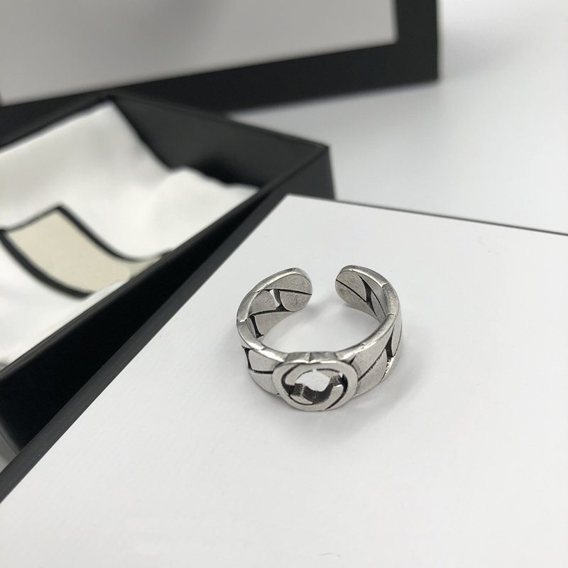 Men Fashion Brand Letter Symmetrical Ring Designer Luxury Rings Women Silver Metal Rings Lady Womens Party Wedding Gift Engagement 2301051QS
Men Fashion Brand Letter Symmetrical Ring Designer Luxury Rings Women Silver Metal Rings Lady Womens Party Wedding Gift Engagement 2301051QS