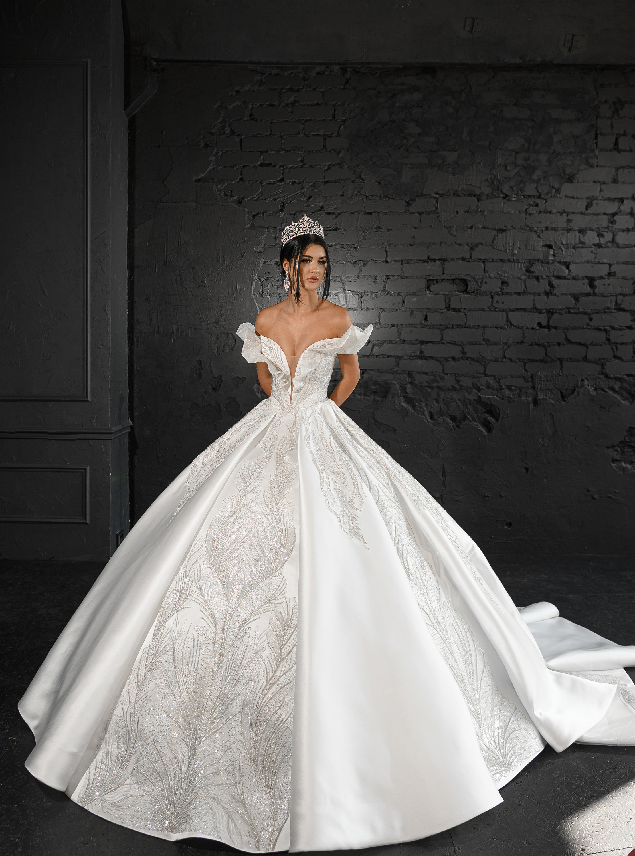 Glamorous Ball Gown Wedding Dresses V-Neck Art Deco-inspired Neck Off the Shoulder Lace Up Sequins Satin Court Gown Custom Made Plus Side Vestidos De 