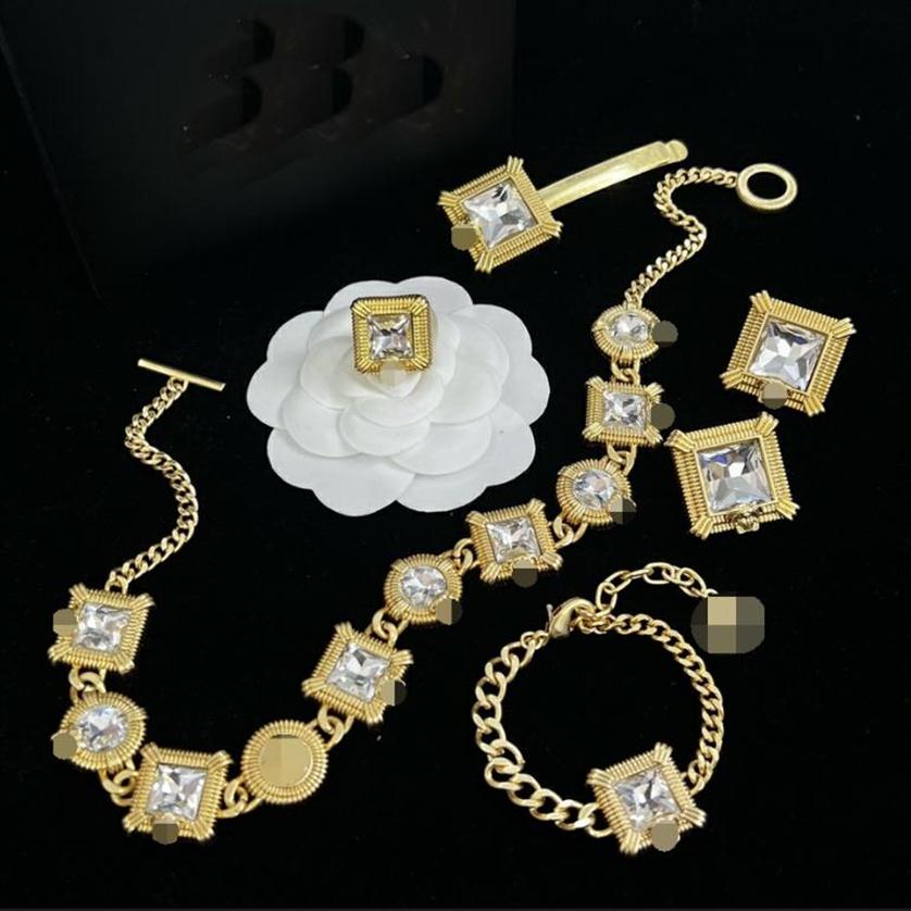 Fashion Basilisk Medusa Square crystal Pendants Women's Bracelet Necklace Stud Earring Sets Brass 18K gold plating Ladies Designer237M, The color of picture show
Fashion Basilisk Medusa Square crystal Pendants Women's Bracelet Necklace Stud Earring Sets Brass 18K gold plating Ladies Designer237M, The color of picture show