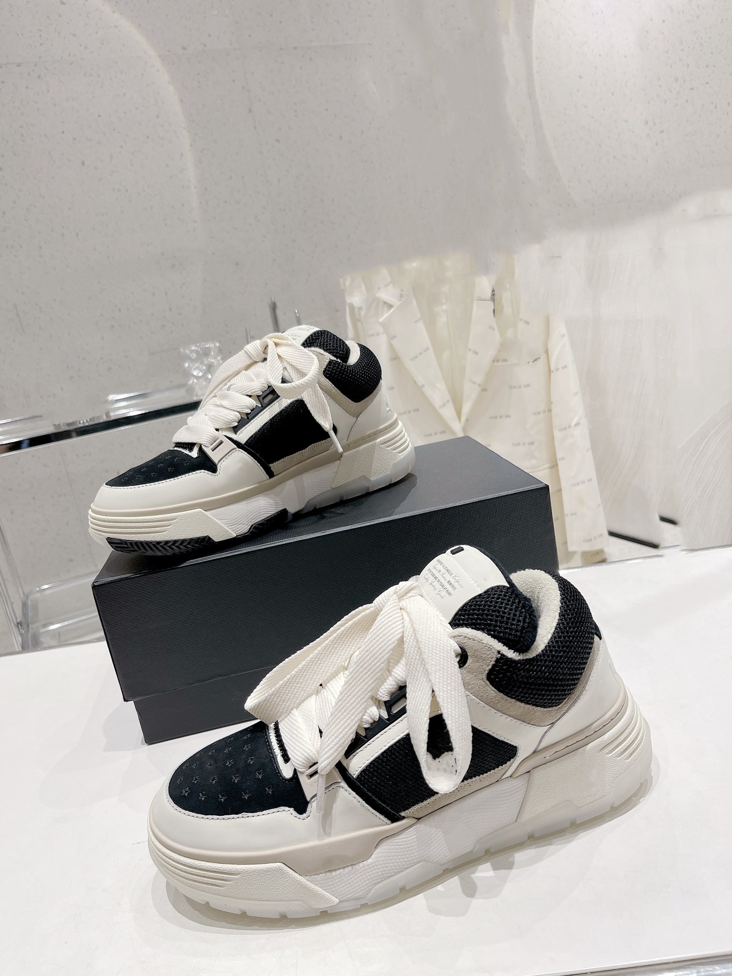 Designer Men Black White Shoes Women Lace up Mesh Stitching Leather Rubber Sole Large Size Thick Bottom couple models Sneaker with Original Box Size35-46
Designer Men Black White Shoes Women Lace up Mesh Stitching Leather Rubber Sole Large Size Thick Bottom couple models Sneaker with Original Box Size35-46
