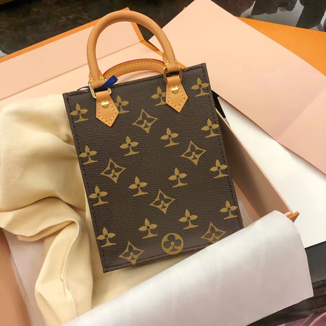 Luxurys designer bags Crossbody PETIT SAC PLAT M81295 Clutch Tote fashion classic Women handbags city famous removable Shoulder strap Genuine Leather weekend Bag, Mon0gram size:14 x 17 x 5
Luxurys designer bags Crossbody PETIT SAC PLAT M81295 Clutch Tote fashion classic Women handbags city famous removable Shoulder strap Genuine Leather weekend Bag, Mon0gram size:14 x 17 x 5