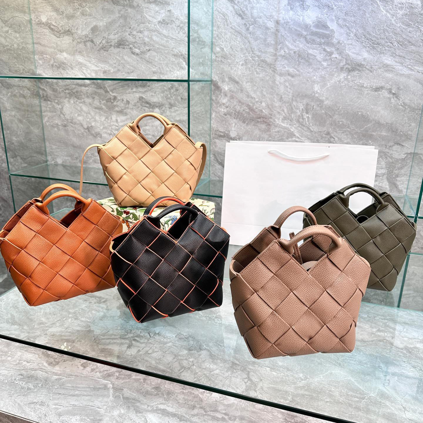 Evening Bags designer bags handbags crossbody bags Ladies Luxury designers Weaving handbag Women Fashion classic cross body, Lgj01 19x23cm
Evening Bags designer bags handbags crossbody bags Ladies Luxury designers Weaving handbag Women Fashion classic cross body, Lgj01 19x23cm