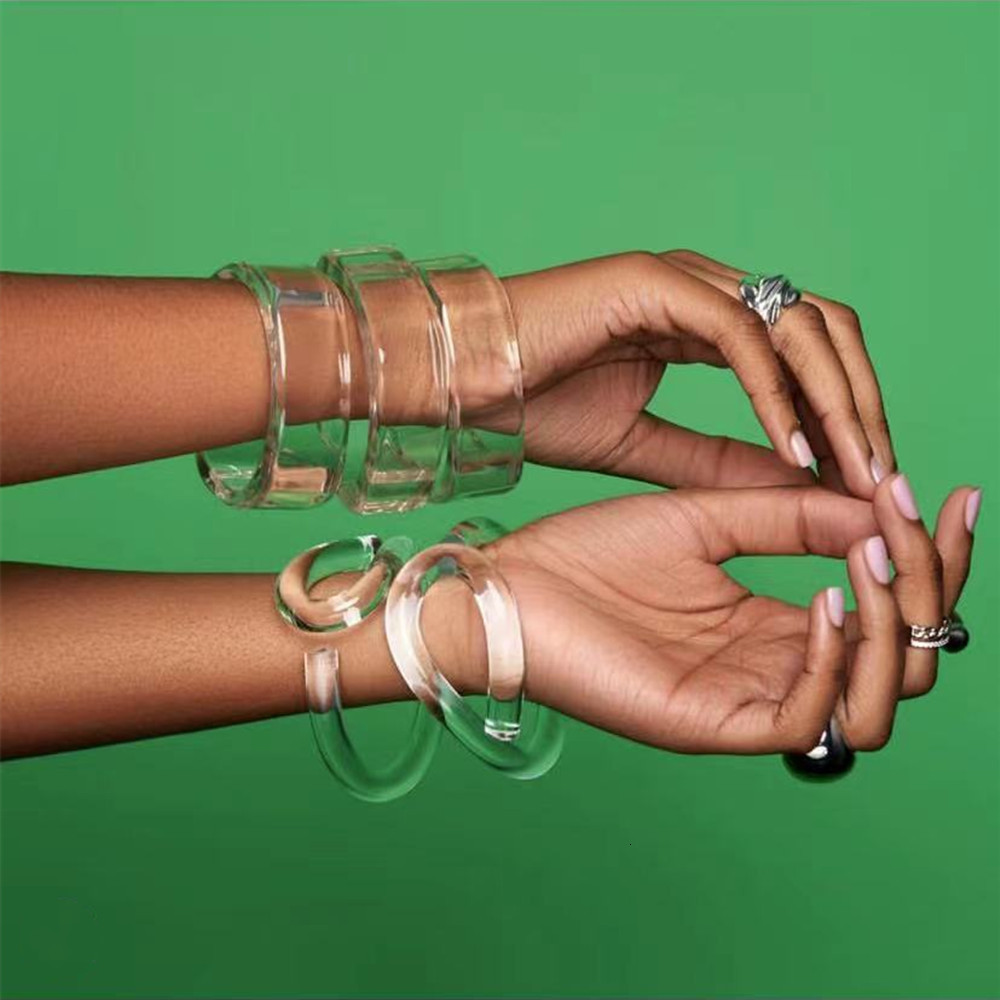 Bangle Fashion Design Transparent Acrylic Resin E shaped Bracelet for Women Geometric Wide Open Hand Jewelry 230104
Bangle Fashion Design Transparent Acrylic Resin E shaped Bracelet for Women Geometric Wide Open Hand Jewelry 230104