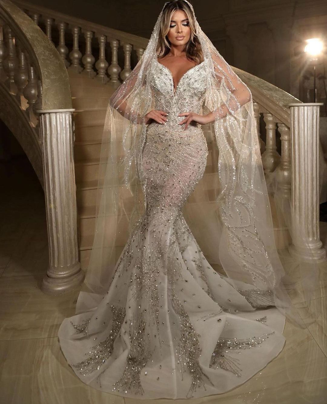 Luxury Mermaid Wedding Dresses Sleeveless V Neck Diamonds Shiny Lace Appliqued Sparkly Beaded Floor Length Hollow Wedding Dress Bridal Gowns Sleeves a