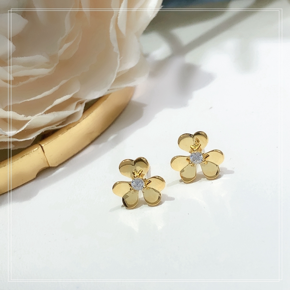 Stud S925 Sterling Silver Plating 18K Gold flower Lady's Earrings Fashion Goes With Everything Sweet The High Quality 230105
Stud S925 Sterling Silver Plating 18K Gold flower Lady's Earrings Fashion Goes With Everything Sweet The High Quality 230105
