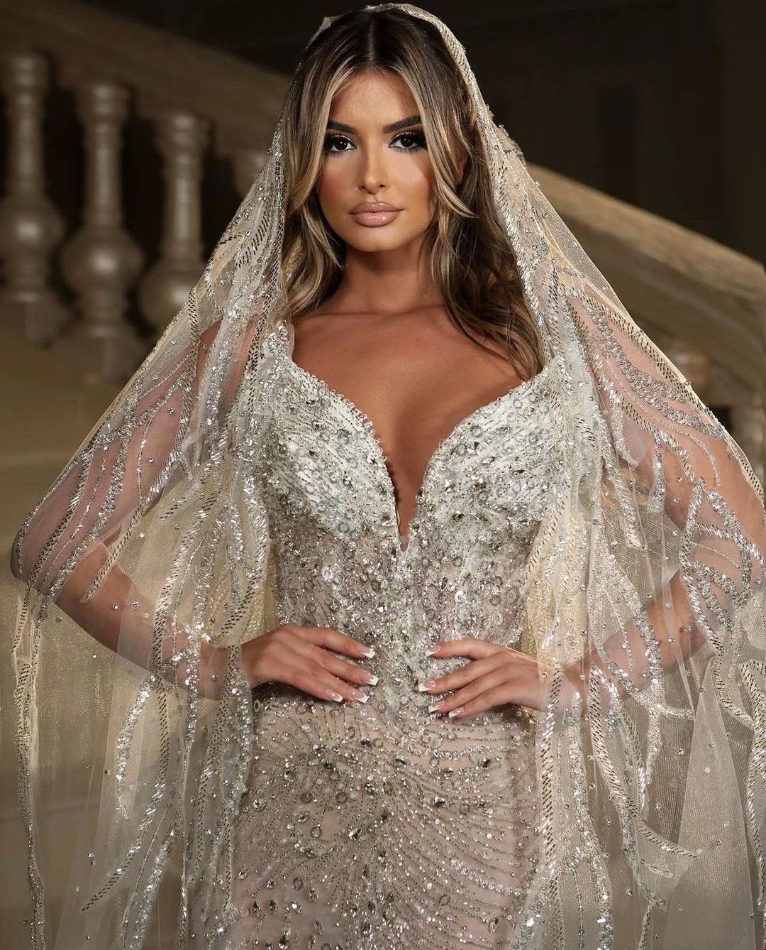 Luxury Mermaid Wedding Dresses Sleeveless V Neck Diamonds Shiny Lace Appliqued Sparkly Beaded Floor Length Hollow Wedding Dress Bridal Gowns Sleeves a