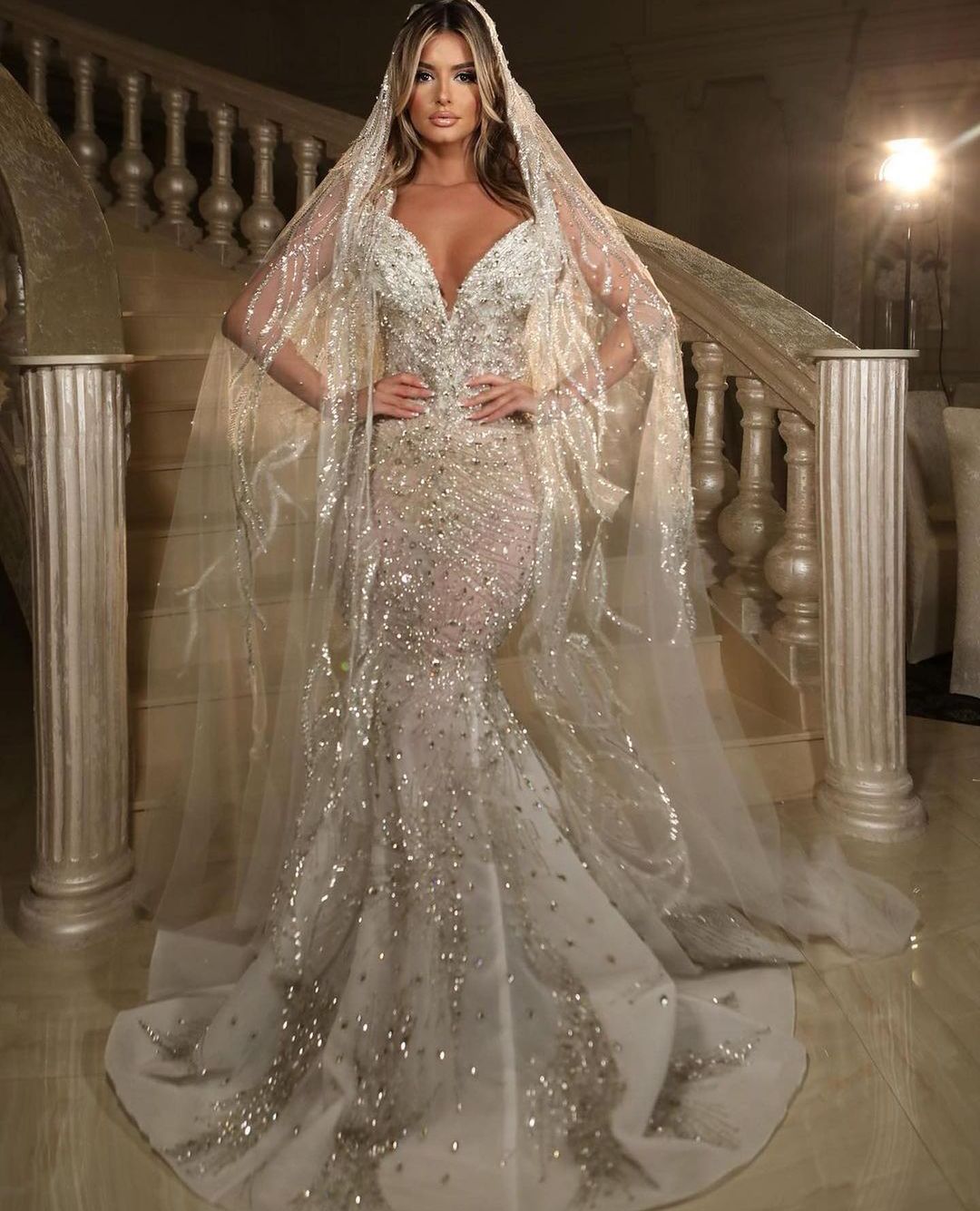 Luxury Mermaid Wedding Dresses Sleeveless V Neck Diamonds Shiny Lace Appliqued Sparkly Beaded Floor Length Hollow Wedding Dress Bridal Gowns Sleeves a