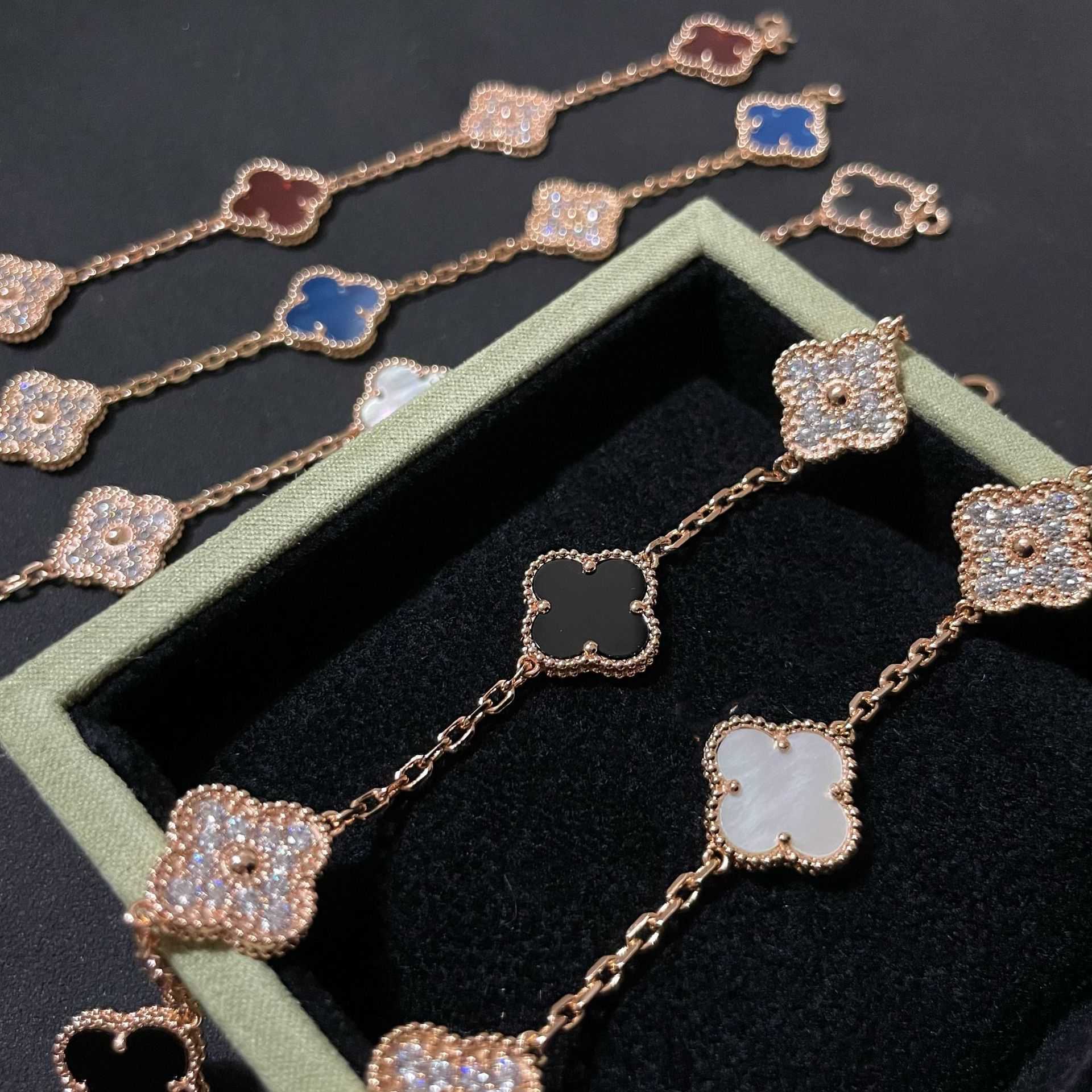 Designer four-leaf clover bracelet Double sided bracelet inlaid white fritillary red chalcedony classic 3017
Designer four-leaf clover bracelet Double sided bracelet inlaid white fritillary red chalcedony classic 3017