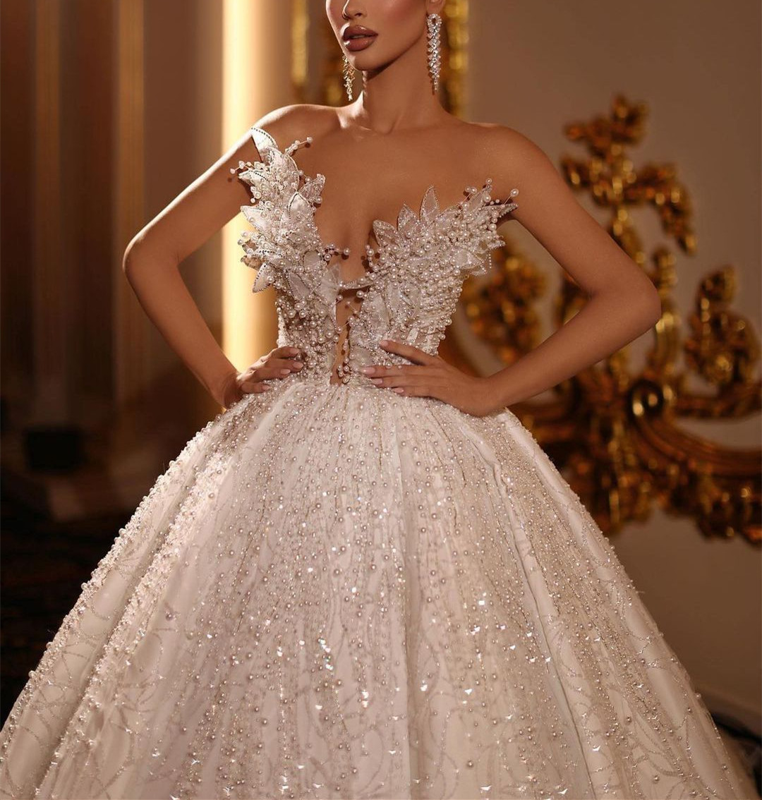 Exquisite Ball Gown Wedding Dresses V Neck Sleeveless Pearls Beaded Applique Sequins 3D Lace Ruffles Celebrity Sparkly Plus Size Formal Bridal Gowns C