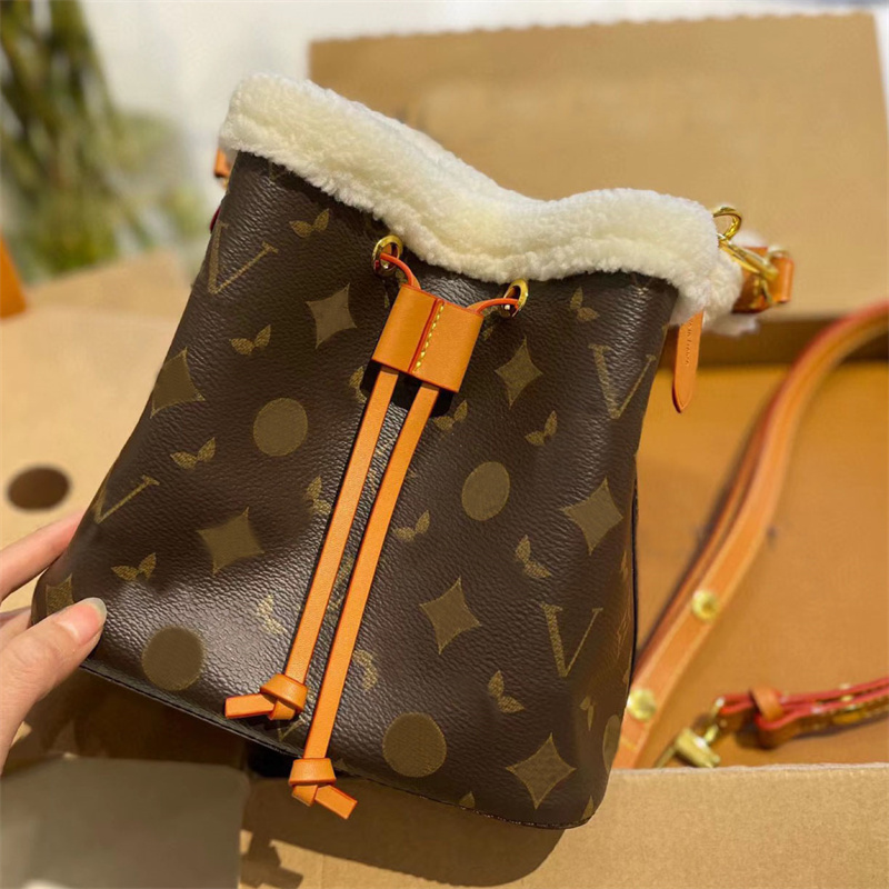 Women Shoulder Bags Furry Bucket Bag Fluffy Designer Handbag Drawstring Clutch Fuzzy Crossbody Bag Classic Flower Wool Bucket Bags Lady, L1
Women Shoulder Bags Furry Bucket Bag Fluffy Designer Handbag Drawstring Clutch Fuzzy Crossbody Bag Classic Flower Wool Bucket Bags Lady, L1