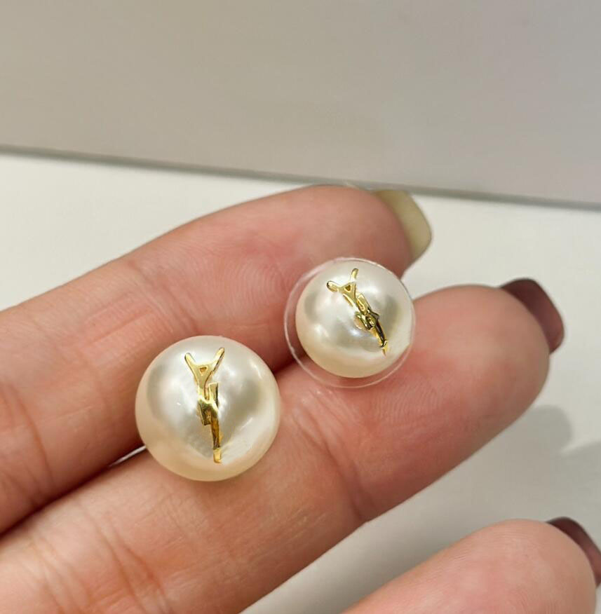 Chic Asymmetry White Pearl Ear Studs Earring aretes Women Fashion Brand Letters Stud Eardrops top brass material for Women wedding party jewelry lovers gift 
Chic Asymmetry White Pearl Ear Studs Earring aretes Women Fashion Brand Letters Stud Eardrops top brass material for Women wedding party jewelry lovers gift