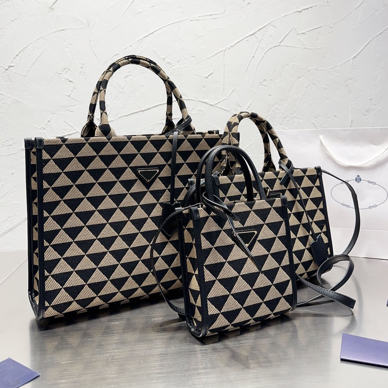 Maxi Symbol Embroidery Fabric Totes Bag Vintage Large Capacity Handbags Triangle Stitch With Leather Shoulder Strap Designer Luxury Outdoor Shopping Bags 18/21/39C, Box
Maxi Symbol Embroidery Fabric Totes Bag Vintage Large Capacity Handbags Triangle Stitch With Leather Shoulder Strap Designer Luxury Outdoor Shopping Bags 18/21/39C, Box