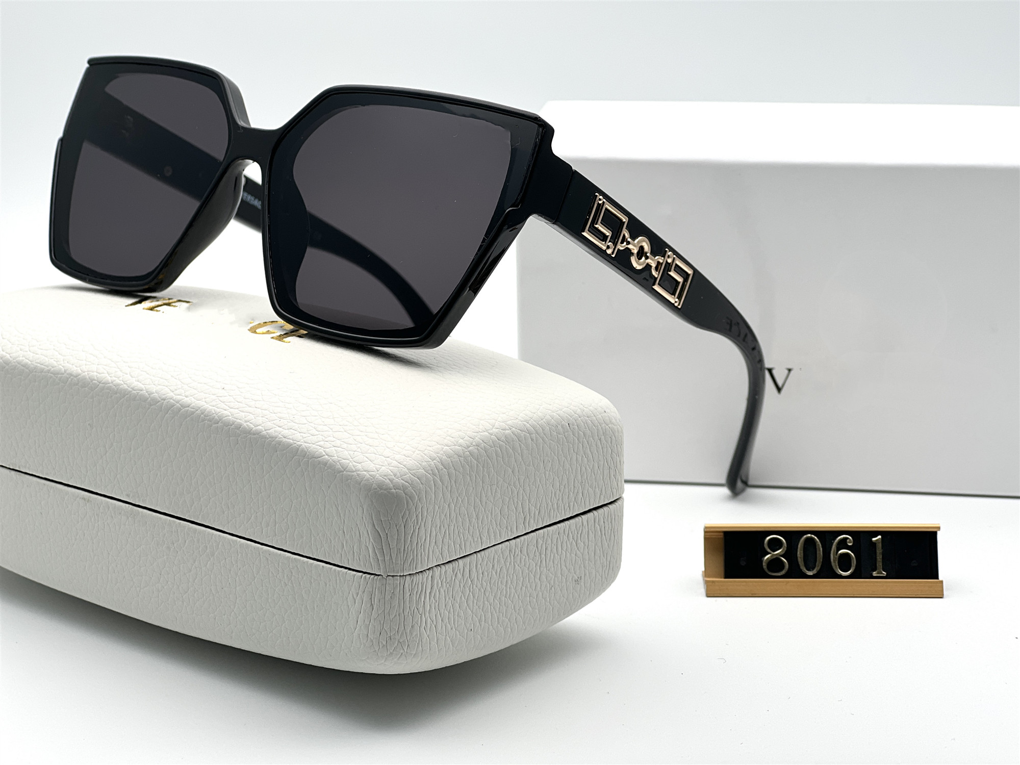 Designer Sunglasses Luxury Eyewear Unlimited Beach Outdoor Shades Sunglasses Women And Men Protection Sun Glasses Fashion Classic Lady Mirrors for Mens 8061
Designer Sunglasses Luxury Eyewear Unlimited Beach Outdoor Shades Sunglasses Women And Men Protection Sun Glasses Fashion Classic Lady Mirrors for Mens 8061