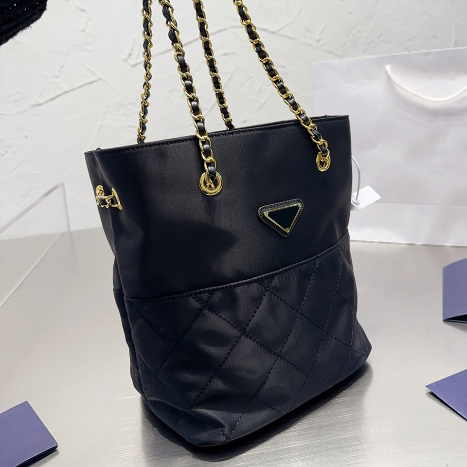 Designer Tote Bag For Women Handbag Splicing Nylon Luxury Bag With Chain Shoulder Casual Shopping, Black
Designer Tote Bag For Women Handbag Splicing Nylon Luxury Bag With Chain Shoulder Casual Shopping, Black