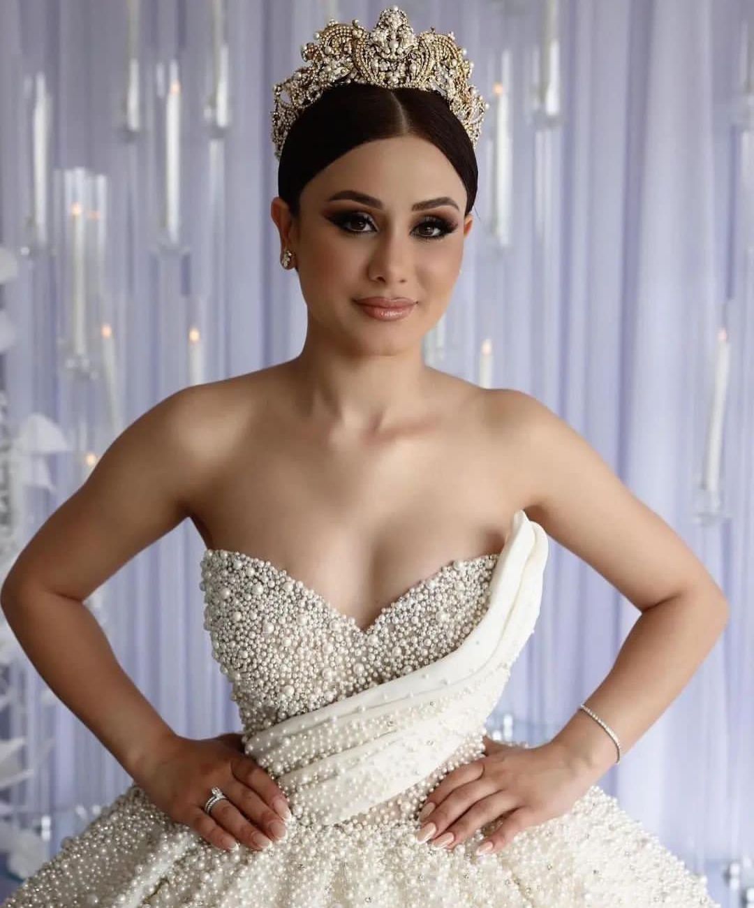 Elegant Ball Gown Wedding Dresses Appliques V Neck Sleeveless Strapless Sequins Ruffles Appliques Floor Length 3D Lace Pearls Ruffles Formal Dresses B