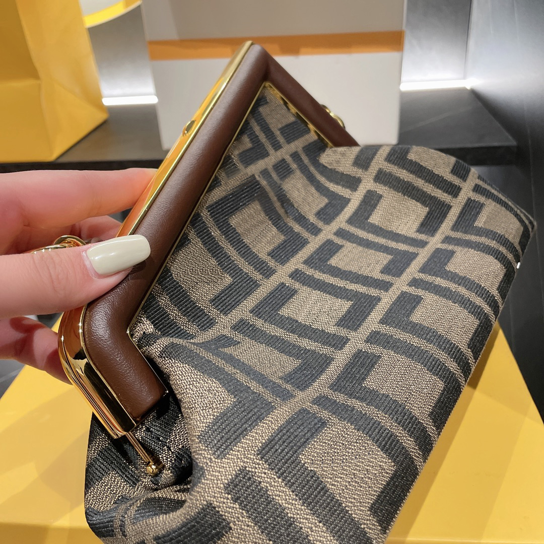 7A quality Fend Evening Bag Genuine leather travel Women's clutch tote Luxury Designer handbags fashion with shoulder strap handbag, Mon0gram
7A quality Fend Evening Bag Genuine leather travel Women's clutch tote Luxury Designer handbags fashion with shoulder strap handbag, Mon0gram