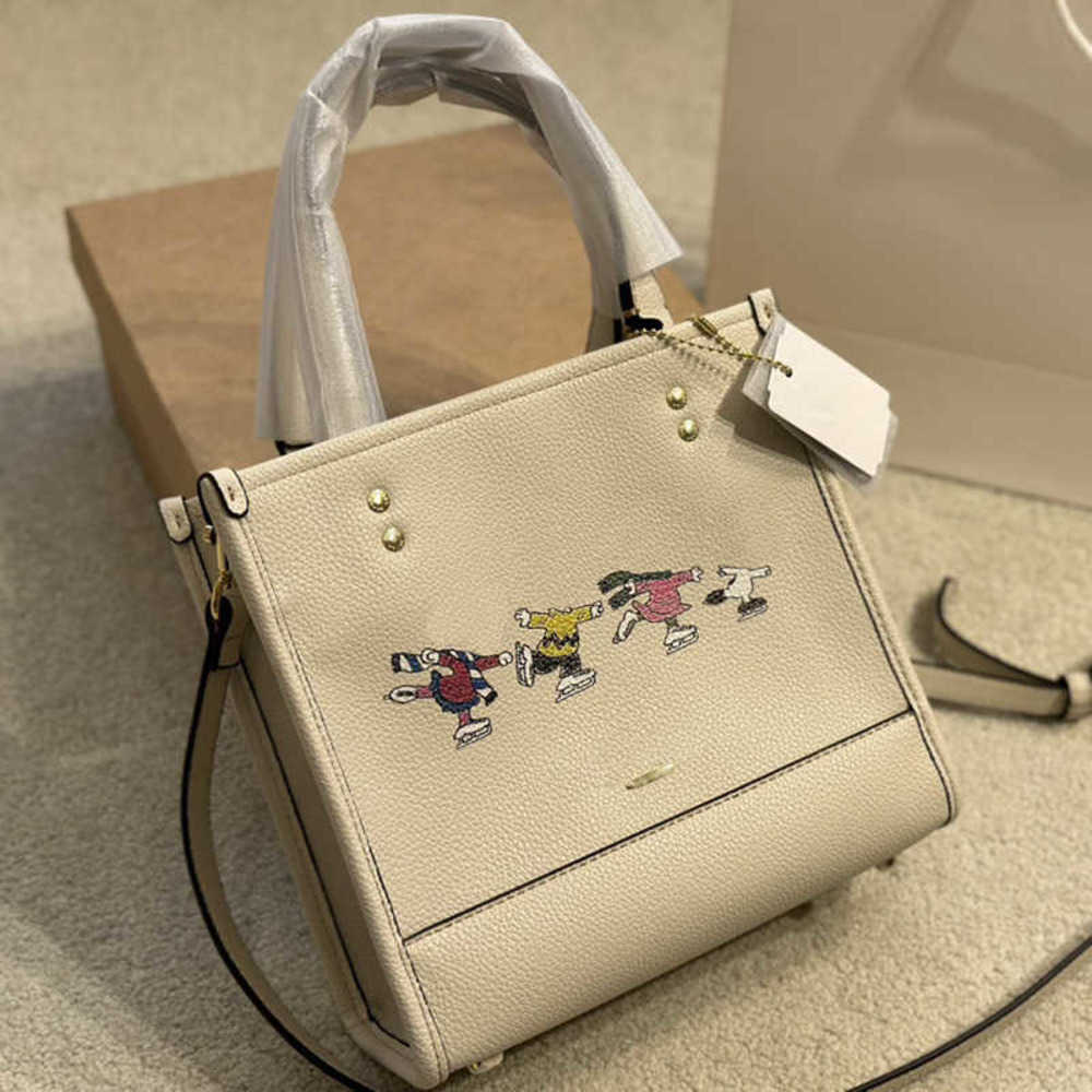 NEW Field Classic Tot Bag Totes Leather Luxurys Handbag Womens Designer Bag C Logo Cute Decoration Shoulder Shopper Bags Woman Purse Wallet 221207
NEW Field Classic Tot Bag Totes Leather Luxurys Handbag Womens Designer Bag C Logo Cute Decoration Shoulder Shopper Bags Woman Purse Wallet 221207