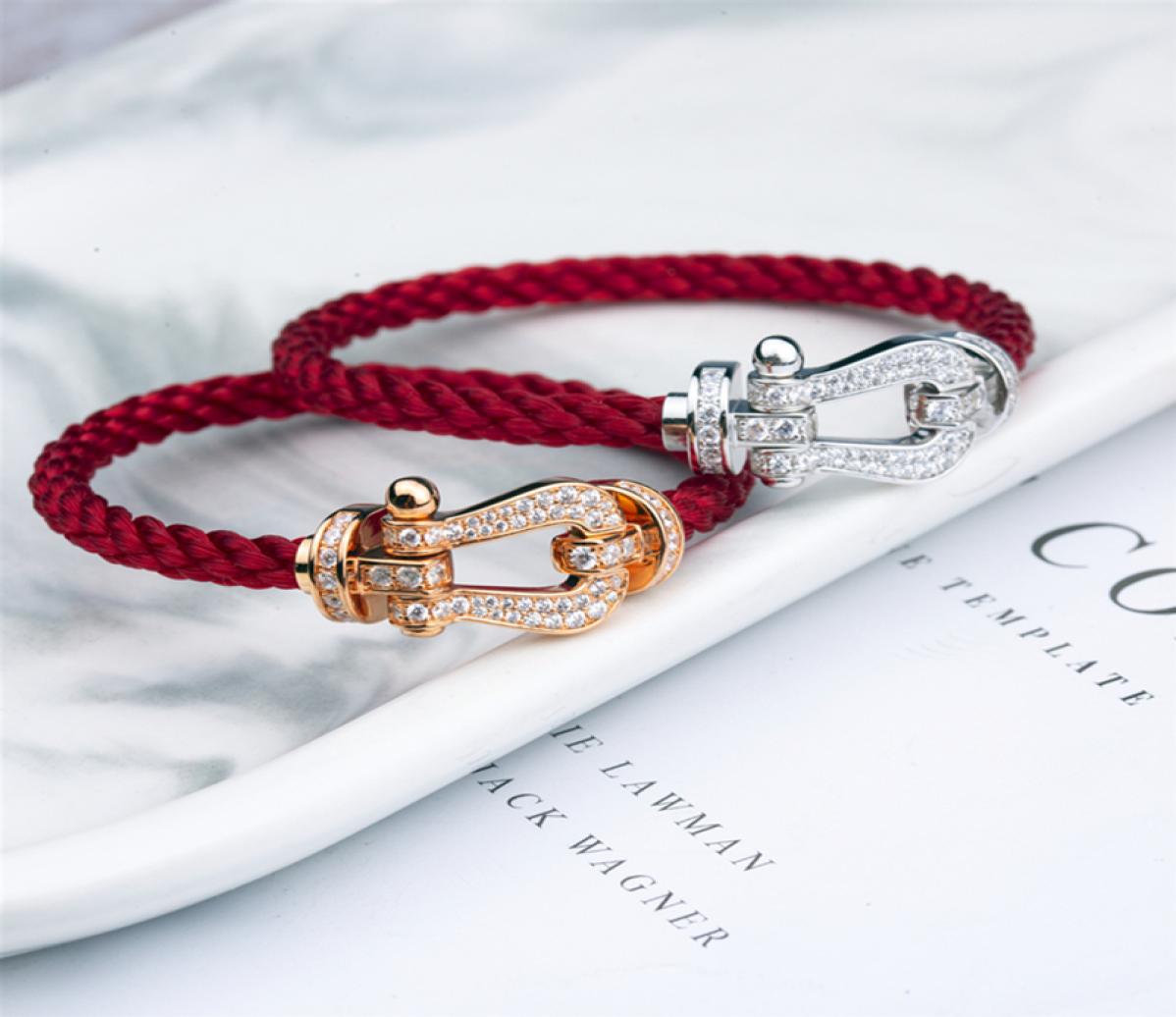 Ushaped Hand Rope Guan Xiaotong Same S925 Silver Large Horseshoe Cuff Buckle with Diamond Head Leather Bracelet for Men and Women5413916
Ushaped Hand Rope Guan Xiaotong Same S925 Silver Large Horseshoe Cuff Buckle with Diamond Head Leather Bracelet for Men and Women5413916