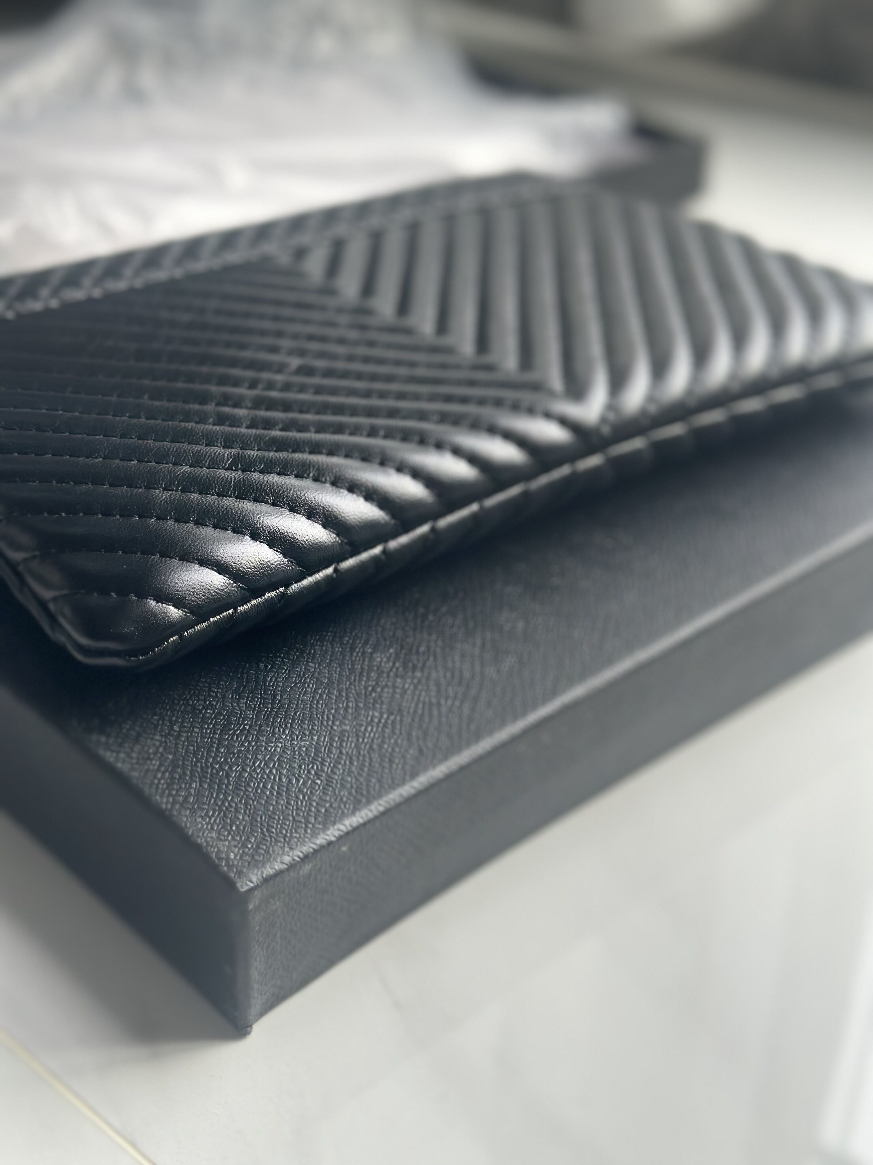 Pencil Bags 29X20cm PU clutch fashion metal classic velvet inside with zipper dust bag and gift box storage case office bags
Pencil Bags 29X20cm PU clutch fashion metal classic velvet inside with zipper dust bag and gift box storage case office bags