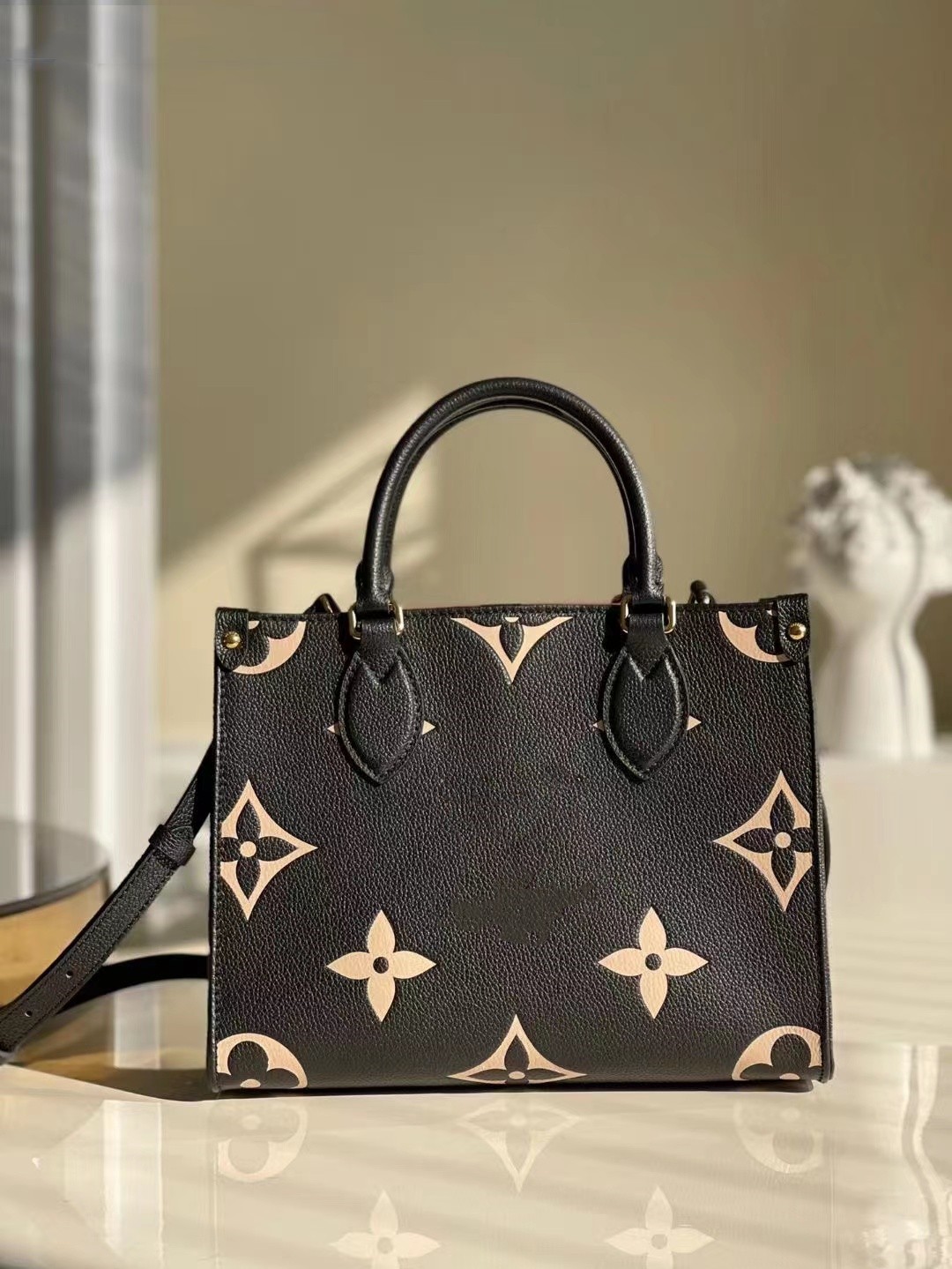 M45779 fashion women's handbag shoulder bag cow leather embossed pattern shopping bag
M45779 fashion women's handbag shoulder bag cow leather embossed pattern shopping bag