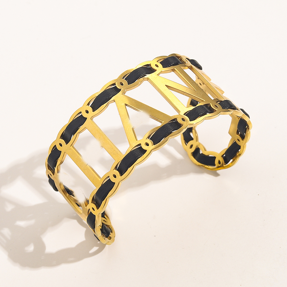 Europe Fashion Style Designer Brand Letter Bracelets Women Leather Bangle Luxury Designer Jewelry Hollow 18K Gold Plated Stainless steel Wedding Gift Bangles
Europe Fashion Style Designer Brand Letter Bracelets Women Leather Bangle Luxury Designer Jewelry Hollow 18K Gold Plated Stainless steel Wedding Gift Bangles