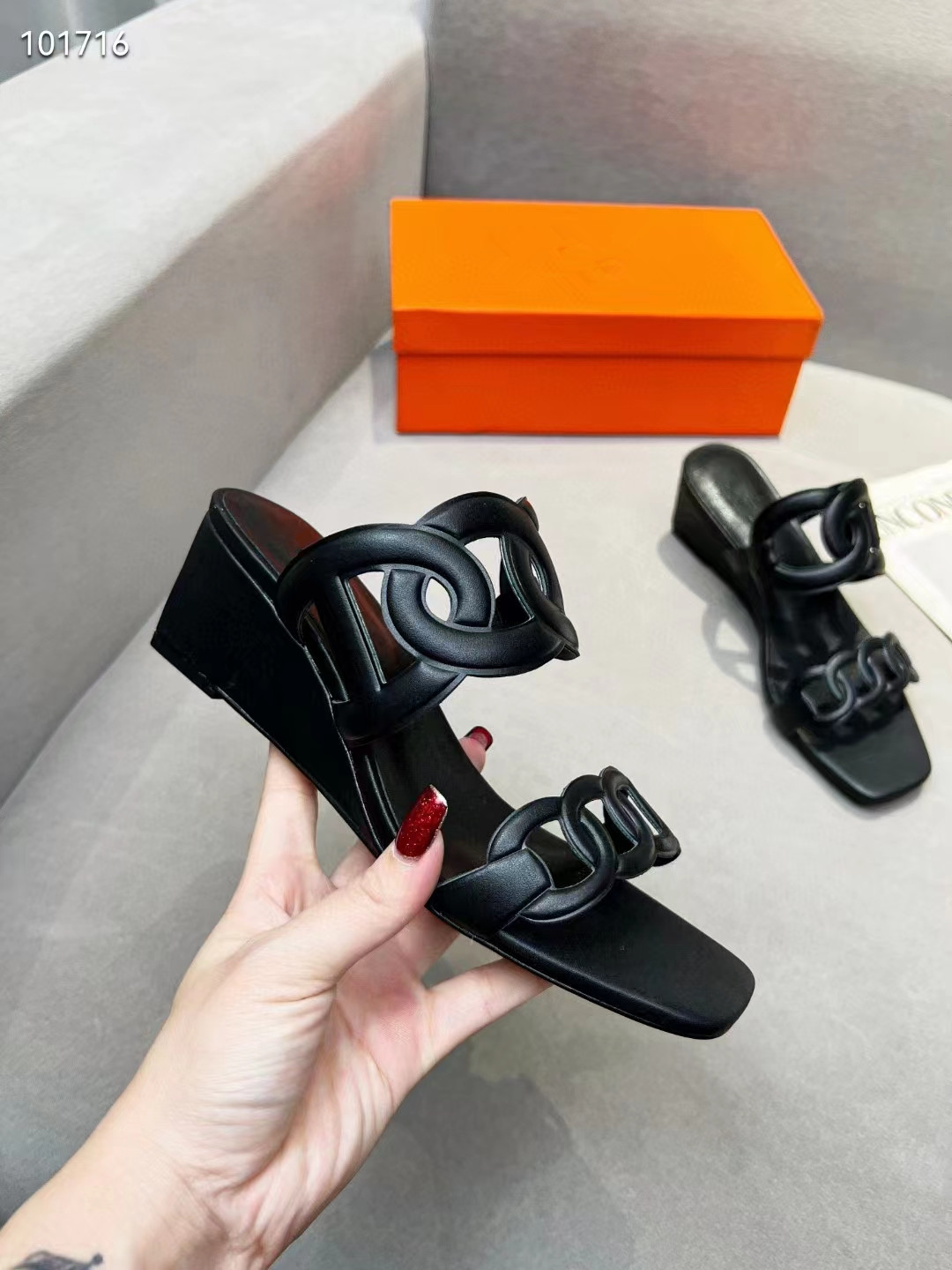 Slope heel slippers embossed hollowed out fashion sandals cowhide upper sheepskin inner lining soft classic comfortable and durable, Silver
Slope heel slippers embossed hollowed out fashion sandals cowhide upper sheepskin inner lining soft classic comfortable and durable, Silver
