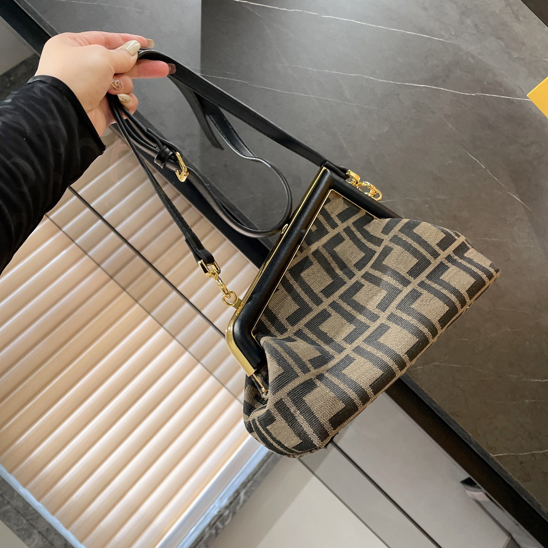 7A quality Luxury Designer Fend totes clutch Evening Bag Genuine leather Women's handbags fashion with shoulder strap handbag men wallet crossbody Bags travel flap, Silver
7A quality Luxury Designer Fend totes clutch Evening Bag Genuine leather Women's handbags fashion with shoulder strap handbag men wallet crossbody Bags travel flap, Silver