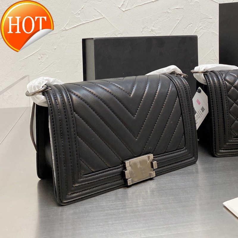 Women's Luxury Designer Shoulder Bags Tote Classic Fashion Clamshell Texture Leather Crossbody Bag Gold and Silver Hardware Chain Envelope Factory Direct Sales, Red v shaped pattern
Women's Luxury Designer Shoulder Bags Tote Classic Fashion Clamshell Texture Leather Crossbody Bag Gold and Silver Hardware Chain Envelope Factory Direct Sales, Red v shaped pattern