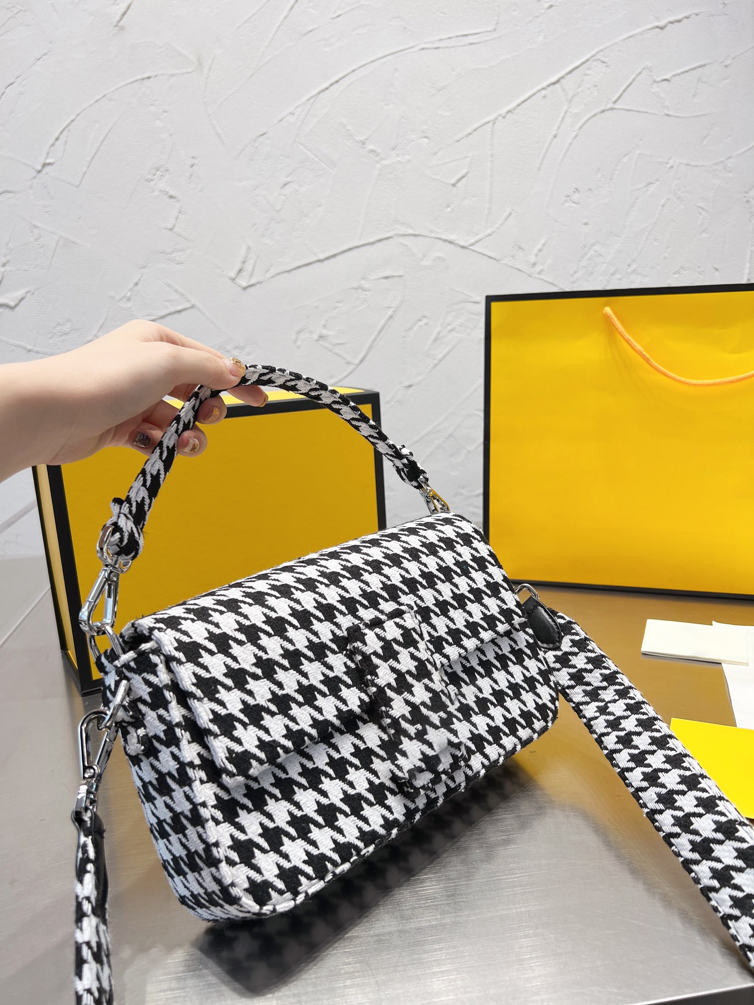Fend Italy bag houndstooth armpit bag hand bag Fenndi women fashion Bag tote transparent bags Single Shoulder Lady Handbags, #1
Fend Italy bag houndstooth armpit bag hand bag Fenndi women fashion Bag tote transparent bags Single Shoulder Lady Handbags, #1