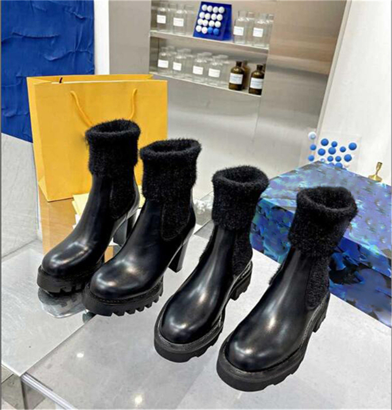 2023 Designer Paris Beaubourg Ankle Boots Leather Plain Toe Rubber Sole Office Elegant High Heel 1AABU3 1AAC1Z Combat Chunky Winter Martin Sneakers With Box
2023 Designer Paris Beaubourg Ankle Boots Leather Plain Toe Rubber Sole Office Elegant High Heel 1AABU3 1AAC1Z Combat Chunky Winter Martin Sneakers With Box