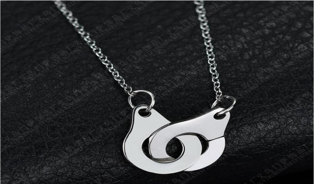 Luxury designer Necklace Real 925 Sterling Silver Handcuff Menottes Pendant For Men Women France Dinh Van Jewelry9582162
Luxury designer Necklace Real 925 Sterling Silver Handcuff Menottes Pendant For Men Women France Dinh Van Jewelry9582162
