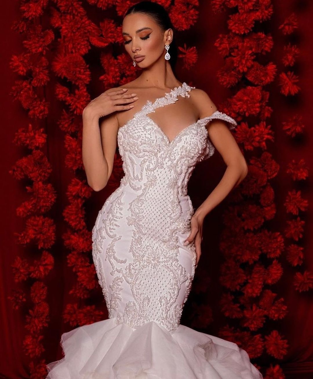 Elegnt Mermid Wedding Dresses Sleeveless V Neck Hlter 3D Lce Appliques Sequins Beded Sexy Folds Lyer or Length Plus Size Forml Bridl Gowns biti d