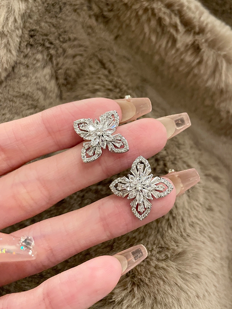 Luxury Brand Designers Letters Stud Clip Simple Retro 18K Gold Plated Geometric Famous Women Tassel Crystal Rhinestone Pearl Earring Wedding Party Jewerlry
Luxury Brand Designers Letters Stud Clip Simple Retro 18K Gold Plated Geometric Famous Women Tassel Crystal Rhinestone Pearl Earring Wedding Party Jewerlry