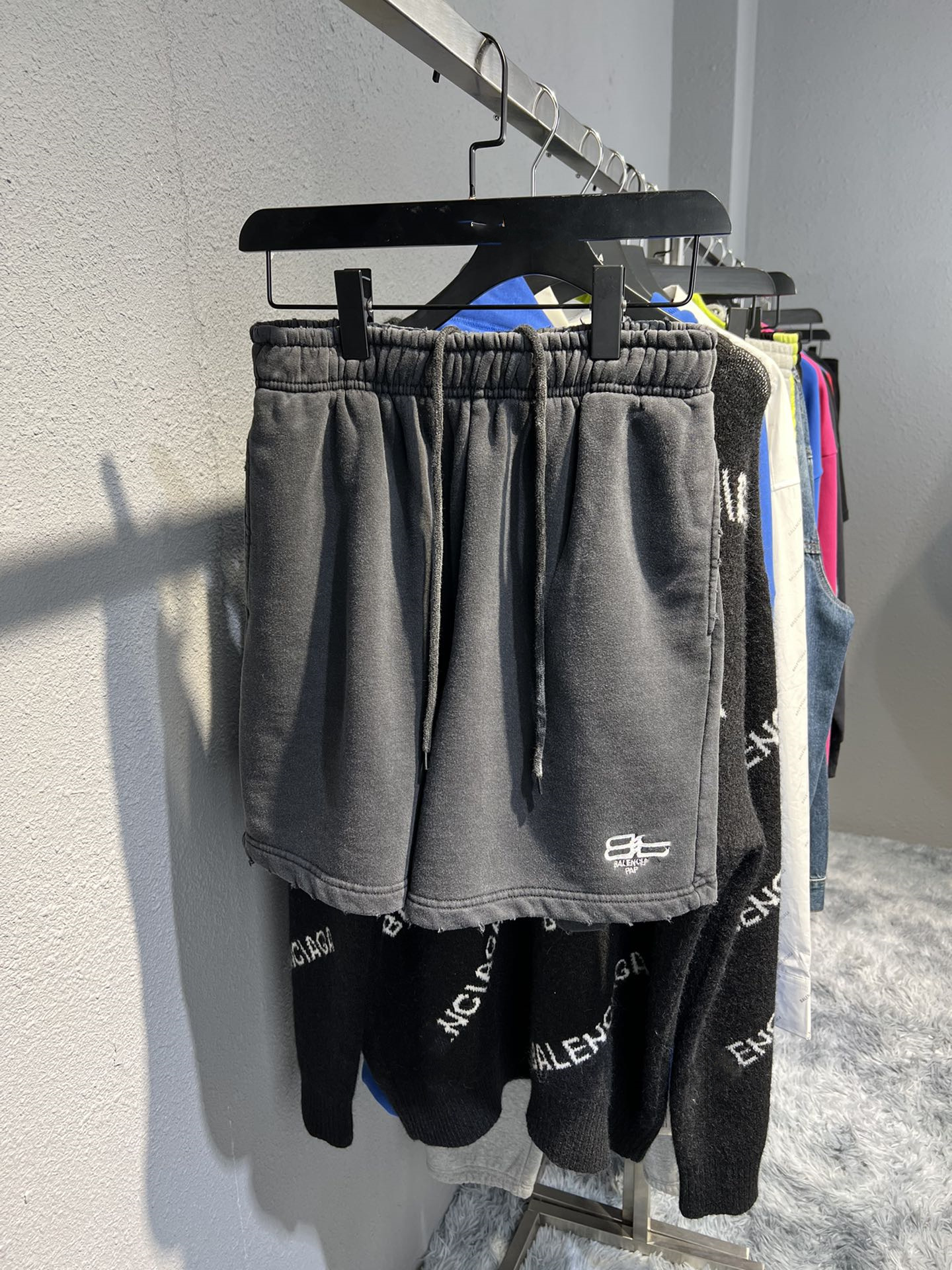 Designer Embroidered shorts washed Paris band Fried Loose shorts for men and women, Black
Designer Embroidered shorts washed Paris band Fried Loose shorts for men and women, Black