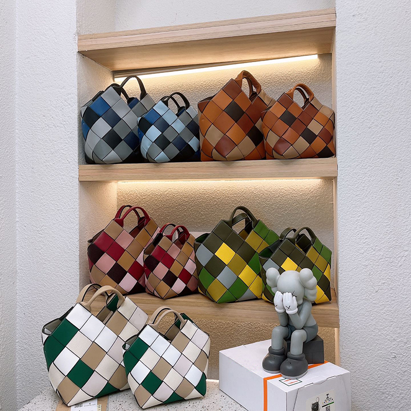 5 Color Designer Tote Bag Baguette Luxury Handbags Women Handbags Crossbody Shopper Bags Purses Totes Surplus Leather 23011004CZ, Red
5 Color Designer Tote Bag Baguette Luxury Handbags Women Handbags Crossbody Shopper Bags Purses Totes Surplus Leather 23011004CZ, Red