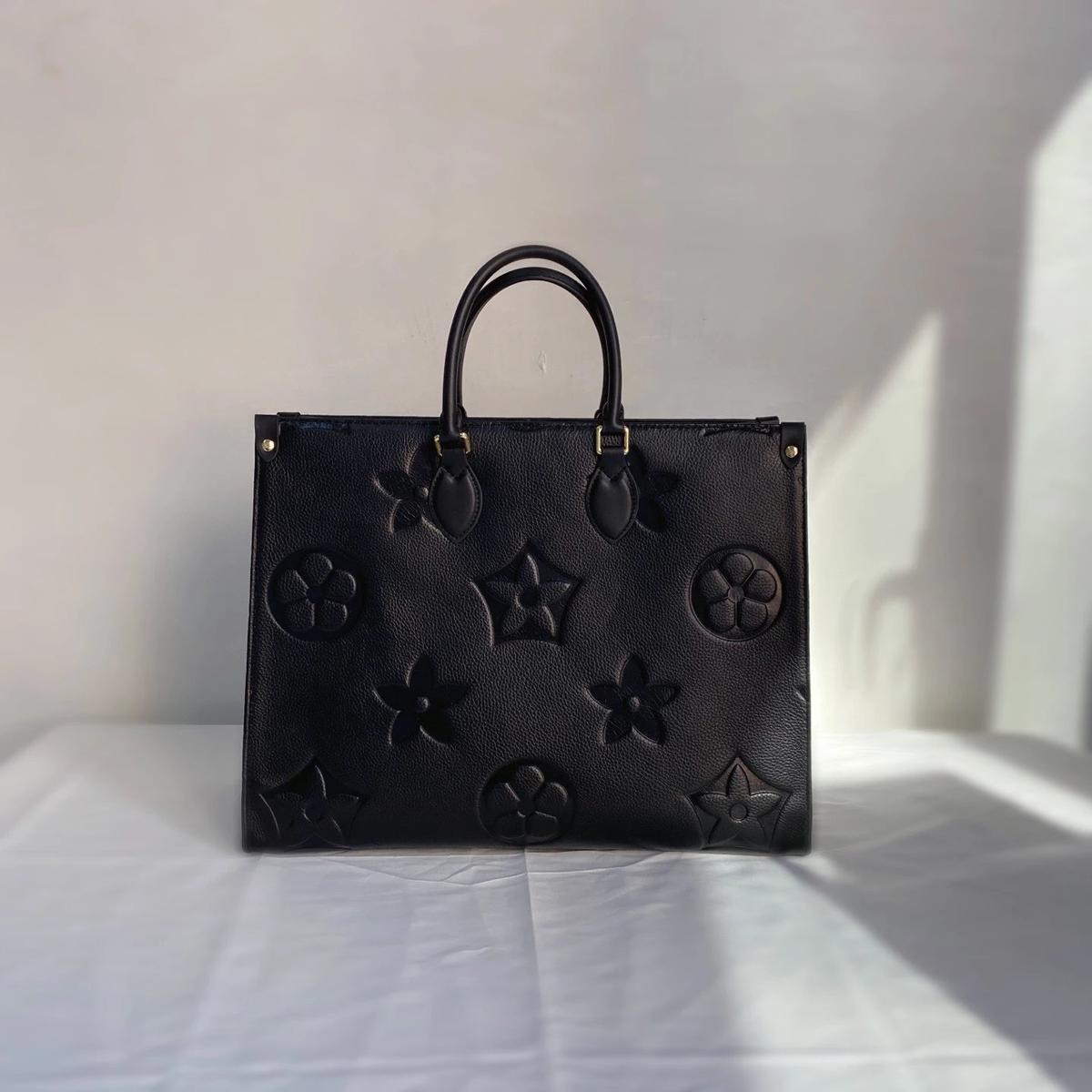 Luxurys Designer Onthego Embossed Black Flower Bag Women Bags PU Genuine Leather Tote Shoulder Louiseity Handbag Viutonity Leather Purse On the go MM, Mm 33cm
Luxurys Designer Onthego Embossed Black Flower Bag Women Bags PU Genuine Leather Tote Shoulder Louiseity Handbag Viutonity Leather Purse On the go MM, Mm 33cm