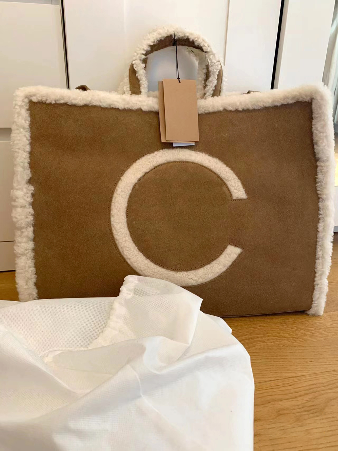 fashion WGG joint name large Bag teddy velour Suede top handle Womens shopping bag tote weekend Luxury Designer men Shoulder wallet Winter Warm clutch bags Cross Body, Brown
fashion WGG joint name large Bag teddy velour Suede top handle Womens shopping bag tote weekend Luxury Designer men Shoulder wallet Winter Warm clutch bags Cross Body, Brown