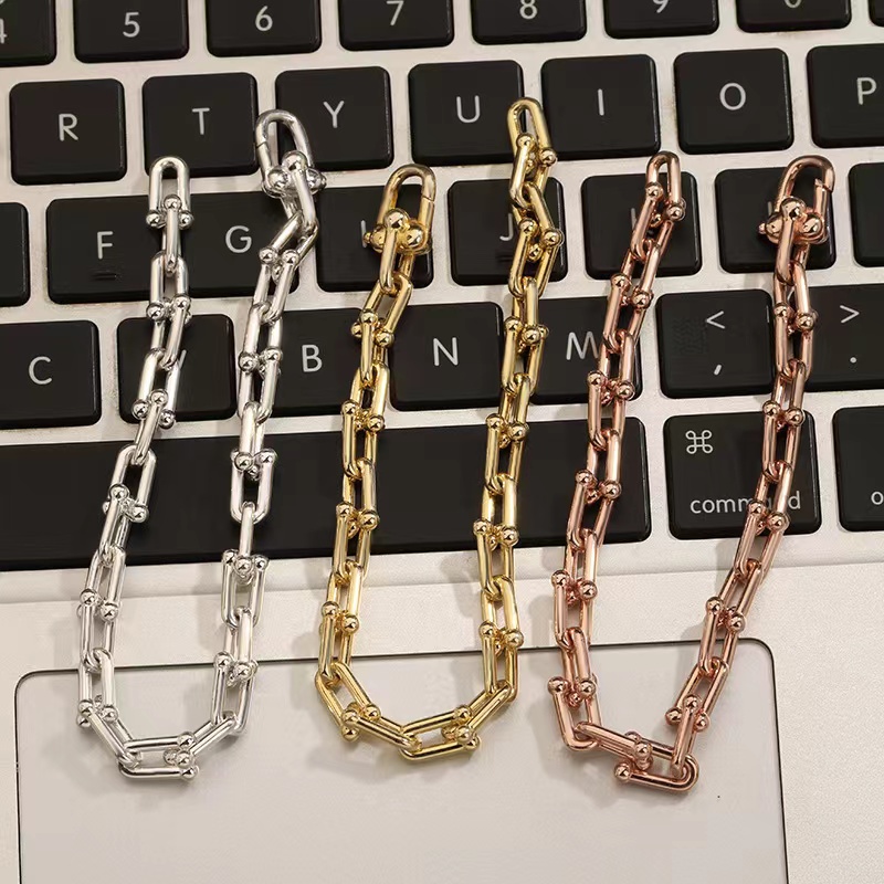 Luxury Fashion Designer Chain Ladies Horseshoe clover Bracelet with Diamonds Jewelry Holiday Gifts
Luxury Fashion Designer Chain Ladies Horseshoe clover Bracelet with Diamonds Jewelry Holiday Gifts