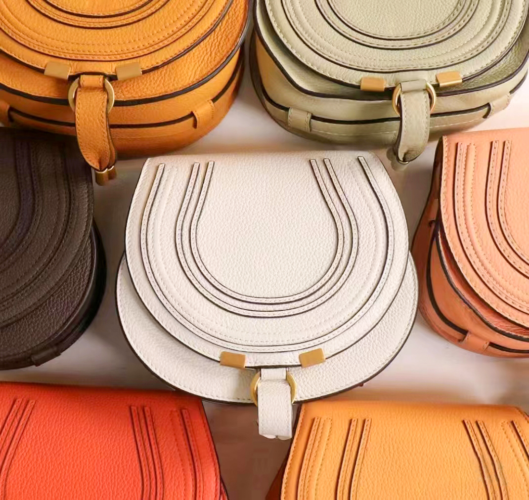 Fashion vintage strap cowhide leather Women's MARCIE crossbody Clutch Flap Designer mens small totes Luxury saddl shouder Bag handbag Evening classic pochette bags
Fashion vintage strap cowhide leather Women's MARCIE crossbody Clutch Flap Designer mens small totes Luxury saddl shouder Bag handbag Evening classic pochette bags