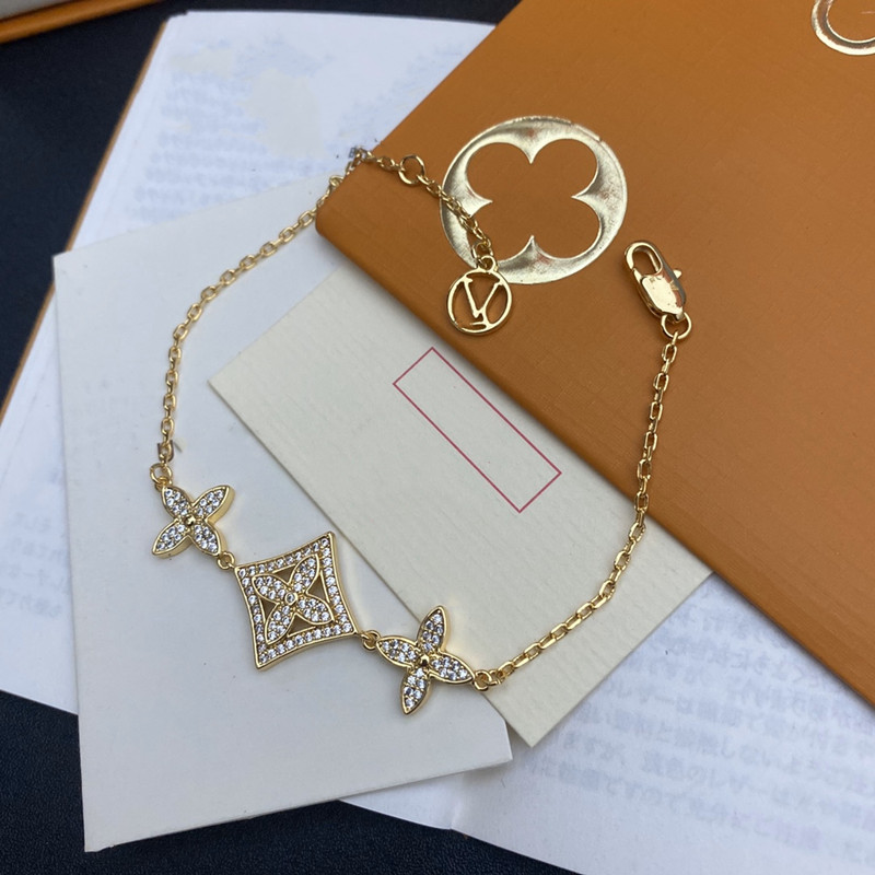 With BOX 2022 Luxury Designer Elegant Charm Bracelets Fashion Diamond Women's Letter Pendant Clover Bracelet Wedding Jewelry Never Fade
With BOX 2022 Luxury Designer Elegant Charm Bracelets Fashion Diamond Women's Letter Pendant Clover Bracelet Wedding Jewelry Never Fade