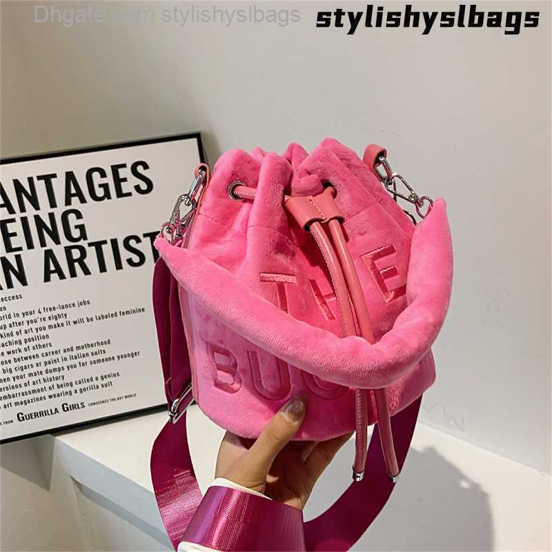 Shoulder Bags Brand Designer Velvet Bucket Handbags and Purses Shoulder Crossbody Bags for Women 2023 New Fashion Ladies Messenger Bags Totes 011123H, Pu green
Shoulder Bags Brand Designer Velvet Bucket Handbags and Purses Shoulder Crossbody Bags for Women 2023 New Fashion Ladies Messenger Bags Totes 011123H, Pu green