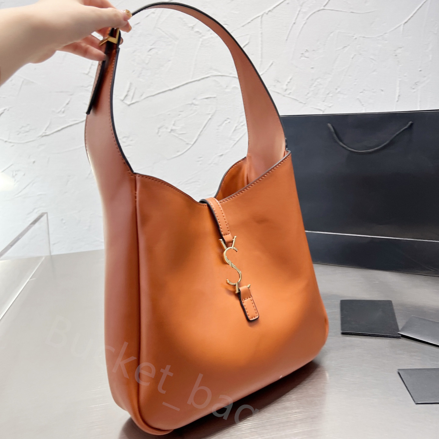 Designer Totes Le 5 A 7 Supple Hobo Bag Handbags Luxury shopping bag Cow Leather Armpit bags Large Capacity Bucket Handbag 28x26cm, White
Designer Totes Le 5 A 7 Supple Hobo Bag Handbags Luxury shopping bag Cow Leather Armpit bags Large Capacity Bucket Handbag 28x26cm, White