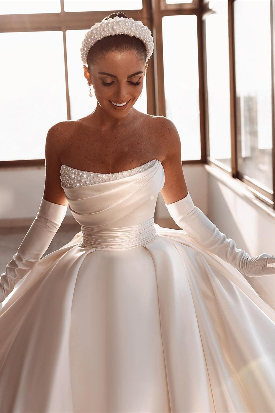 Ivory Royal Satin Dubai Arabic Wedding Dresses Sexy Beads Strapless Backless Ruched Long Train Bridal Gowns With Big Bow