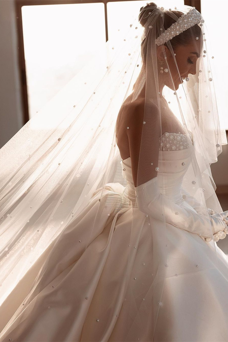 Ivory Royal Satin Dubai Arabic Wedding Dresses Sexy Beads Strapless Backless Ruched Long Train Bridal Gowns With Big Bow