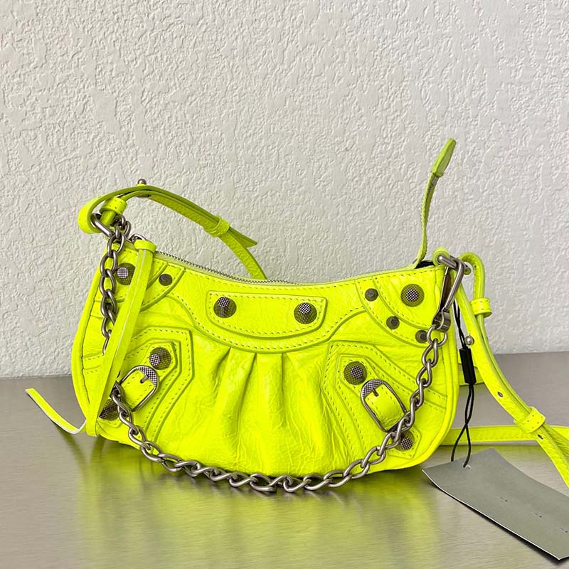 Women luxurys c chain bag messenger bags lady shoulder classic crossbody style famous designer crossbody shoulder chain bag for women, White 
Women luxurys c chain bag messenger bags lady shoulder classic crossbody style famous designer crossbody shoulder chain bag for women, White