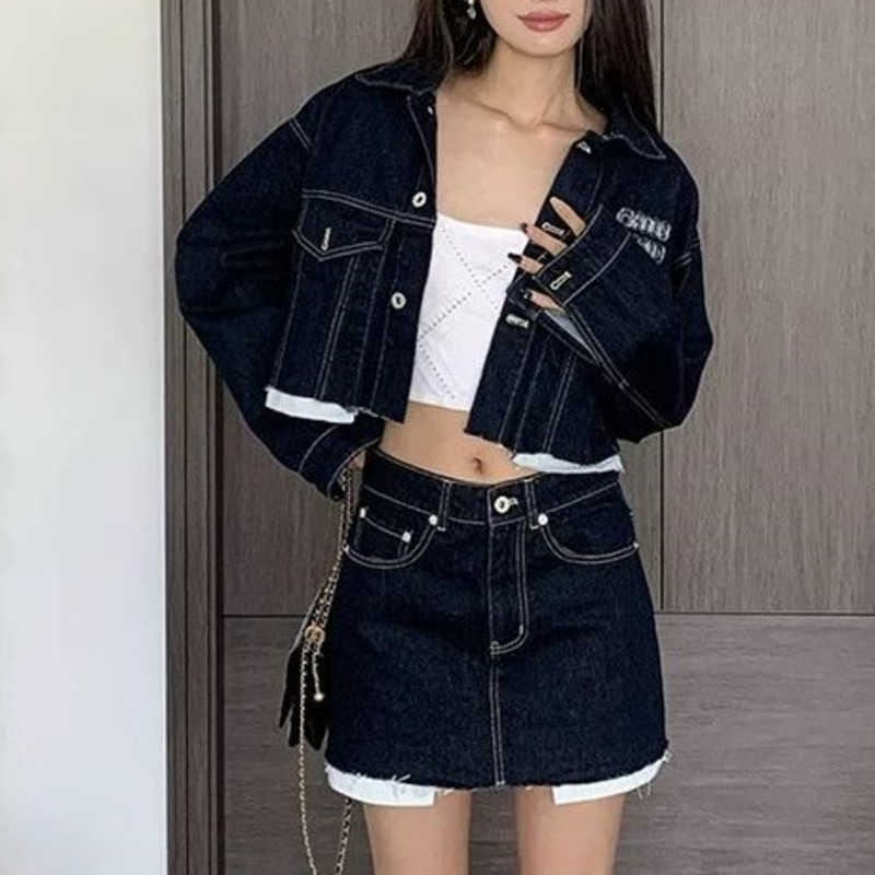 Women denim jacket Letter Embroidered Skirts Coat Two-piece Miu Designer Jackets Womens Fashion Casual Denim Skirt Set, Retro blue suit
Women denim jacket Letter Embroidered Skirts Coat Two-piece Miu Designer Jackets Womens Fashion Casual Denim Skirt Set, Retro blue suit